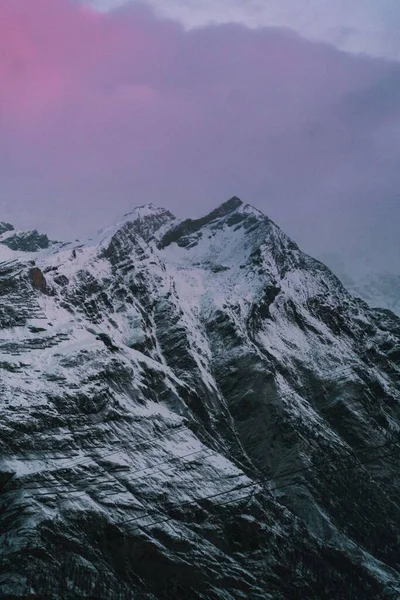 マッターホルンはアルプスで最も象徴的なピークの1つです 撮影は2022年の寒い冬の朝に行われました — ストック写真