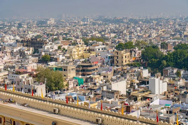 インドのラジャスタン州ウダイプールの街並みを空中で撮影 — ストック写真