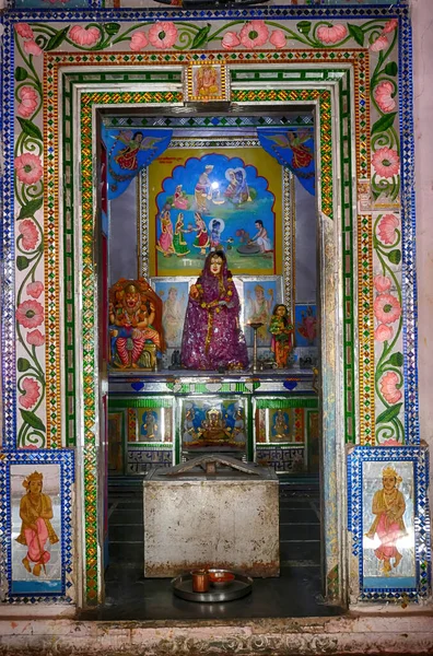 Tiro Vertical Altar Templo Hindu Com Murais Personagens Religiosos Estátuas — Fotografia de Stock