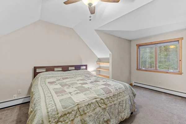 Zarif Bir Evde Modern Tasarlanmış Bir Yatak Odası — Stok fotoğraf