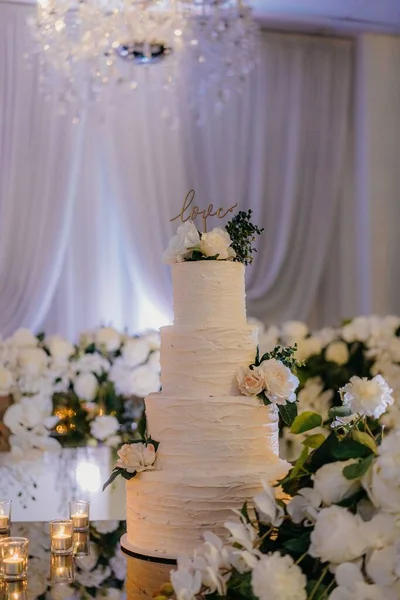 在餐馆里垂直拍摄的结婚蛋糕 — 图库照片