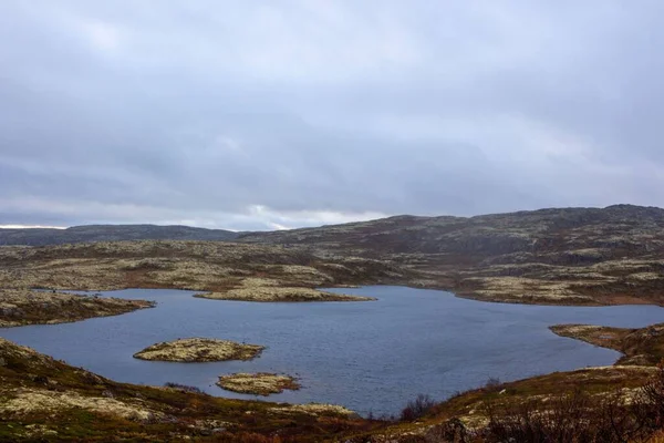 Vacker Utsikt Över Kanjonen Kullar Och Vilda Gräs Vid Sjön — Stockfoto