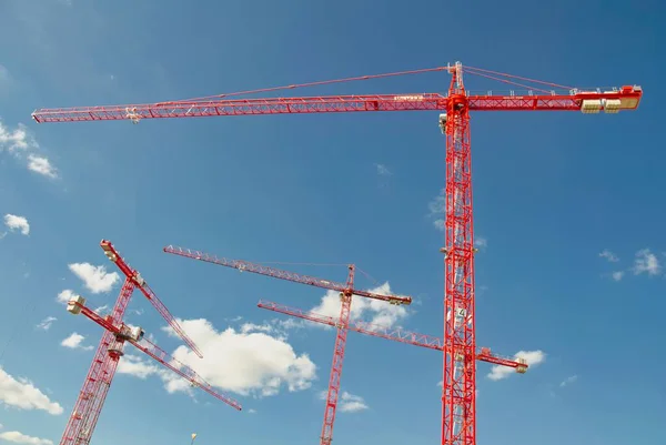 起重机和建筑工地在天空中的特写镜头 — 图库照片