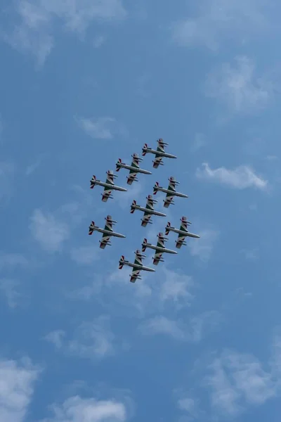 Вертикальный Выстрел Нескольких Самолетов Выполняющих Трюки Воздухе — стоковое фото