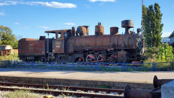 美しい空を望む鉄道上の古い錆びた蒸気機関車のイメージ — ストック写真