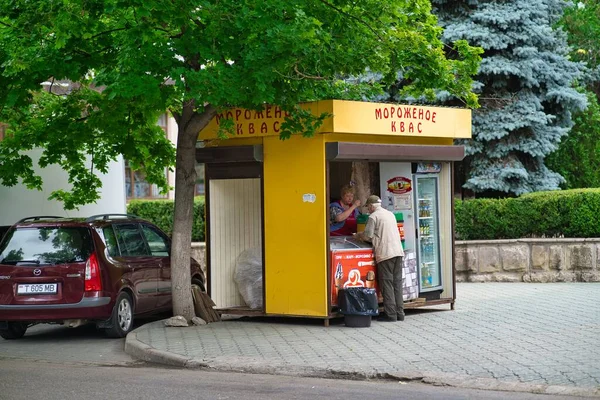 여름날 소련식 판매대에서크 바스를 — 스톡 사진