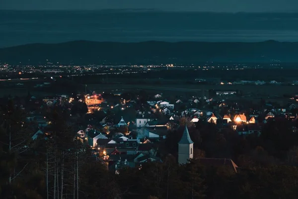 背景に山のあるオーストリアの村の夜景は — ストック写真