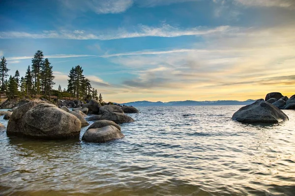Amerika Gün Batımında Tahoe Gölü Nün Güzel Bir Manzarası — Stok fotoğraf