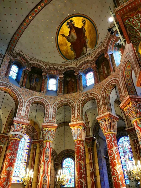 Colpo Verticale Dell Interno Della Chiesa Romanica Abbatiale Saint Austremoine — Foto Stock