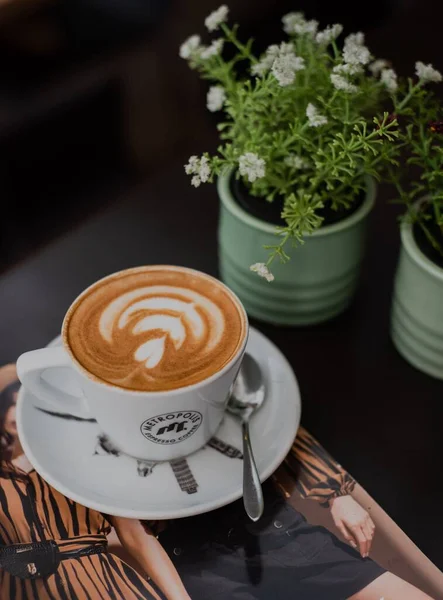 Close Uma Deliciosa Xícara Café Cappuccino Com Uma Colher Lado — Fotografia de Stock