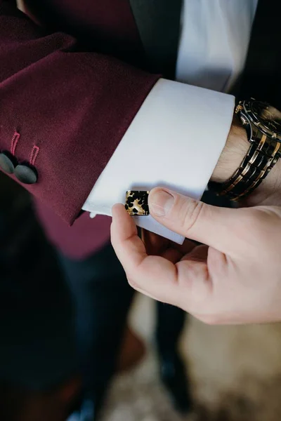 Een Bruidegom Repareert Manchetknopen Zijn Shirt Voor Huwelijksceremonie — Stockfoto