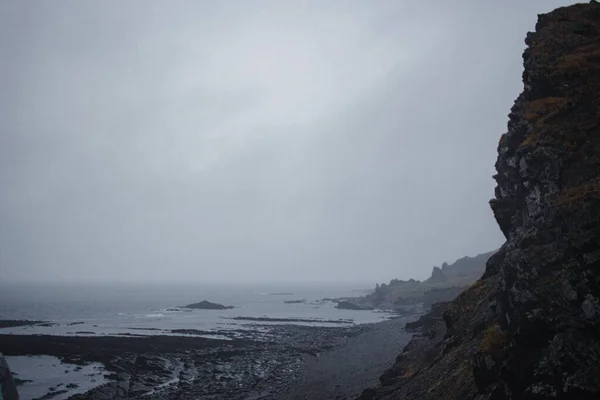 Ένα Βραχώδες Φαράγγι Δίπλα Στη Θάλασσα Θολό Συννεφιασμένο Ουρανό Στον — Φωτογραφία Αρχείου