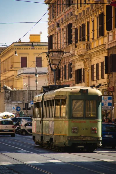 Vertikální Záběr Zelené Tramvaje Silnicích Říma Slunečného Dne — Stock fotografie