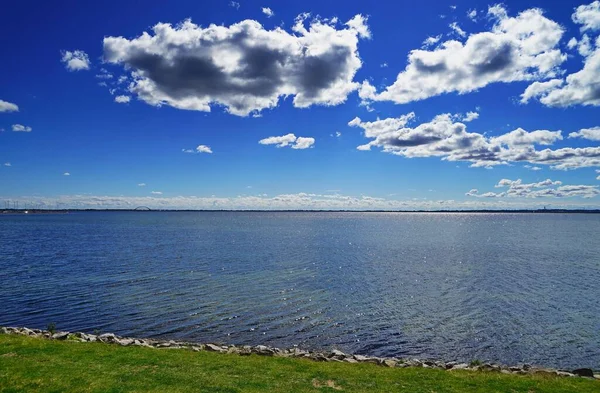 Uma Imagem Uma Superfície Água Sob Belo Céu Com Nuvens — Fotografia de Stock