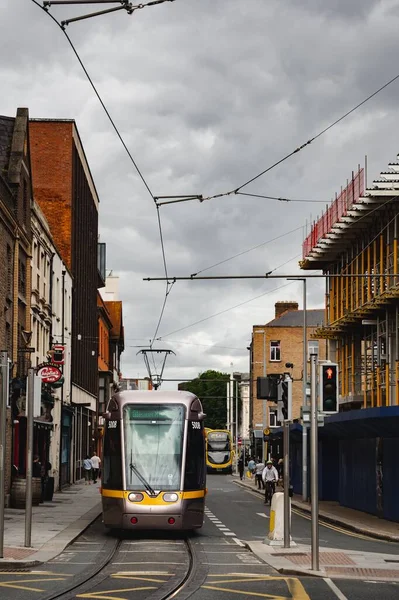 アイルランドのダブリンの路上を走るトロリーの垂直ショット — ストック写真