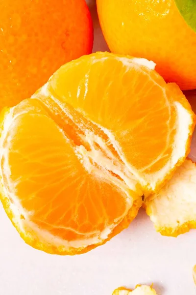 Vertical Closeup Halved Juicy Tangerine — Stock Photo, Image
