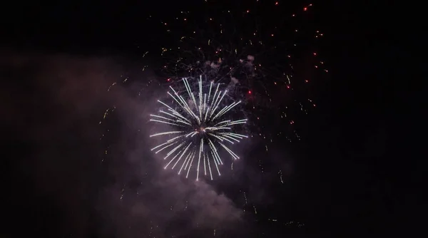 Incrível Fogo Artifício Colorido Ano Novo Contra Céu Escuro Segundo — Fotografia de Stock