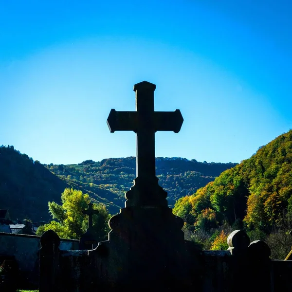 Close Uma Grande Silhueta Cruz Pedra Cemitério Uma Bela Vista — Fotografia de Stock