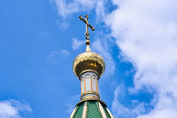Nízkoúhlý Snímek Zlaté Kopule Ruské Ortodoxní Křesťanské Církve — Stock fotografie