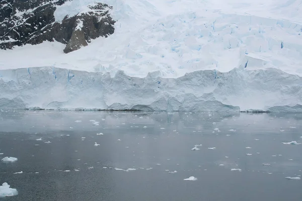 Ein Zugefrorener See Mit Einer Dicken Schneeschicht Bedeckt Den Felsigen — Stockfoto
