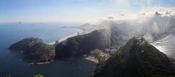 环绕着建筑物和水的里约热内卢空中城市景观 — 图库照片