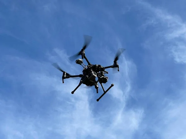 Mavi Gökyüzüne Karşı Profesyonel Bir Dronun Düşük Açılı Görüntüsü — Stok fotoğraf