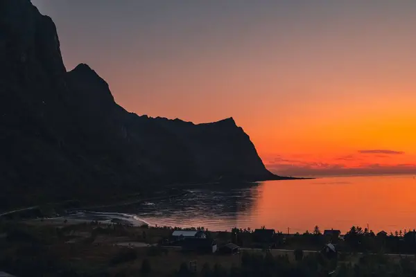 Vacker Bild Små Hus Vid Havet Med Klippiga Berg Solnedgången — Stockfoto