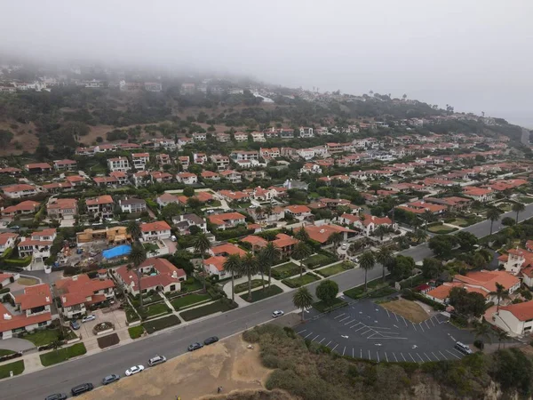 多雾天气下住宅区的鸟瞰图 — 图库照片