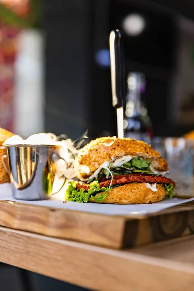 Een Verticaal Shot Van Een Smakelijke Hamburger Met Frietjes Een — Stockfoto