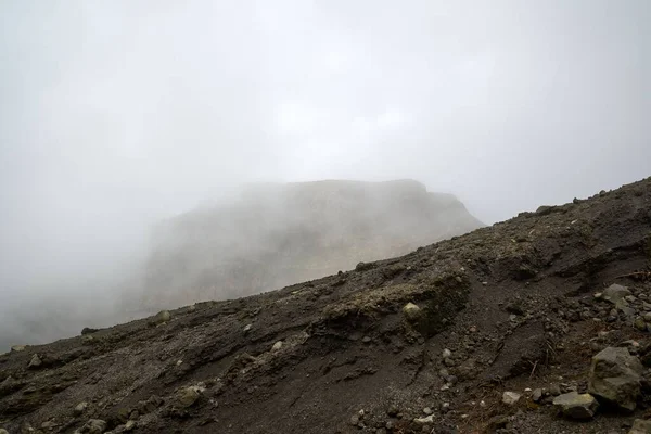 Una Hermosa Vista Una Niebla Cima Una Montaña —  Fotos de Stock
