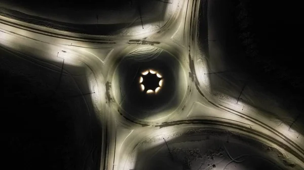 Letecký Pohled Mírně Osvětlené Prázdné Předměstské Kruhové Objezdy Zimě Noci — Stock fotografie