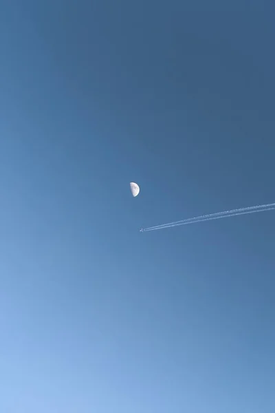 Bir Uçağın Dikey Görüntüsü Arkasında Yarım Ile Gökyüzünde Görünen Duman — Stok fotoğraf