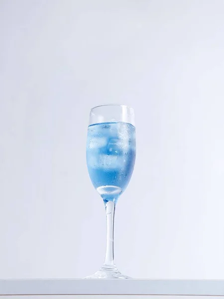 Plan Vertical Jus Cocktail Bleu Dans Verre Sur Une Surface — Photo