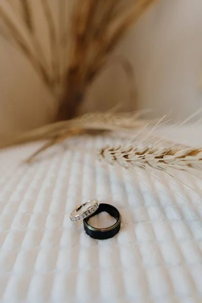 白い背景に結婚指輪の垂直ショット — ストック写真