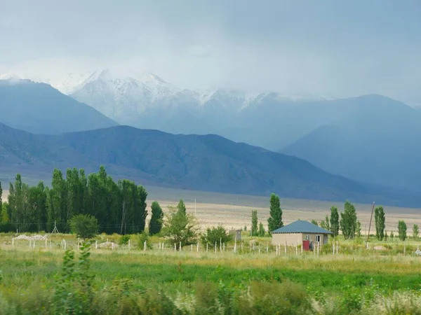 Piękny Widok Gór Pobliżu Pola Wiejskiego Kirgistanie — Zdjęcie stockowe
