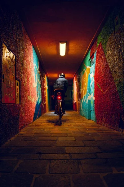 Motosikletli Gece Yarısı Duvarlarla Koridorda Yürüyordu — Stok fotoğraf