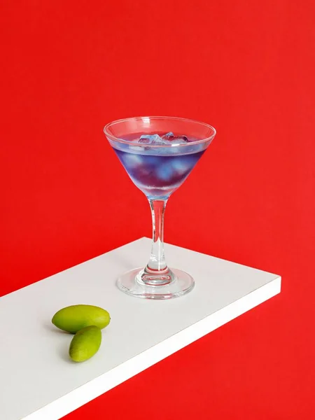 Blå Måne Cocktail Glas Och Oliver Vit Yta Isolerad Röd — Stockfoto