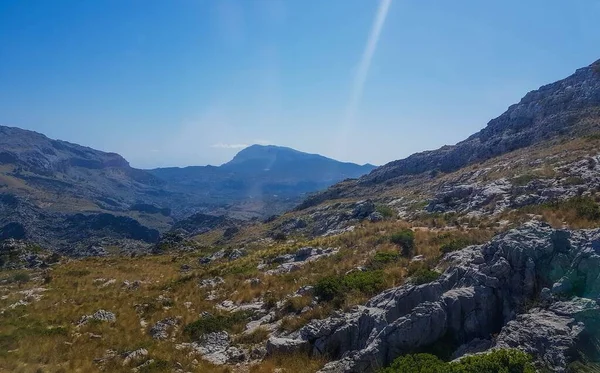 スペインのマヨルカ島の澄んだ青い空の下で 芝生の丘や岩の崖の美しい景色 — ストック写真