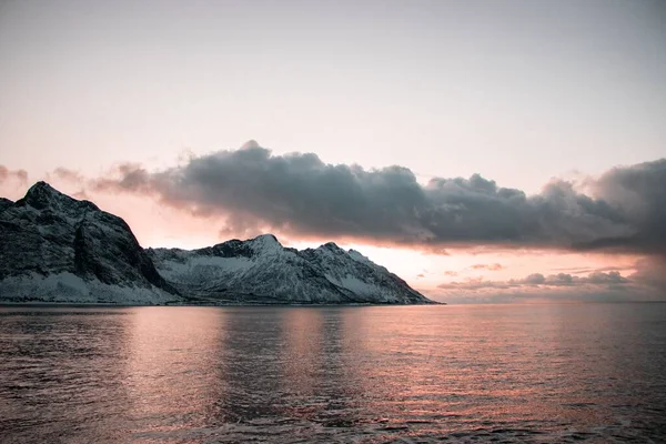 Arkasında Karlı Dağlar Olan Bir Denizin Kışın Büyüleyici Görüntüsü — Stok fotoğraf