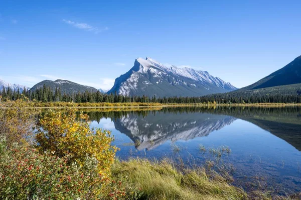 Scenic View Beautiful Mount Rundle Vermillion Lake Located Canada — Stock Photo, Image