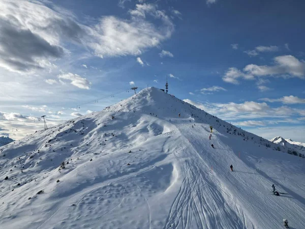 Uma Foto Cênica Encosta Montanha Coberta Neve Para Esportes Esqui — Fotografia de Stock