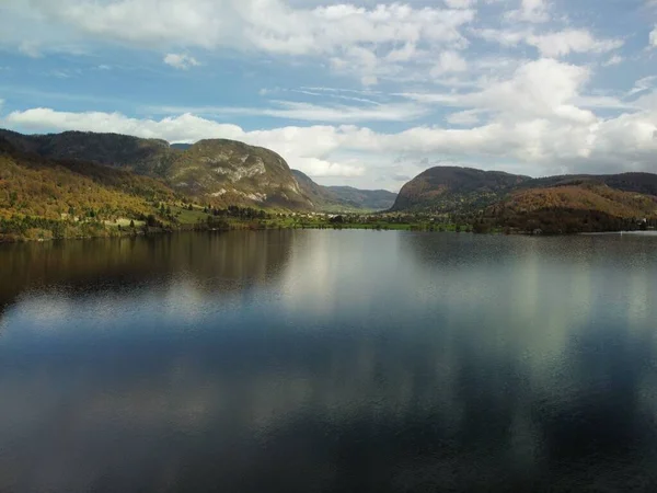 秋色の丘に囲まれた湖の美しいショット — ストック写真