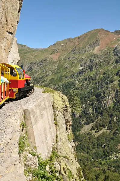 Train Passing Vast Mountainous Landscape Countryside — Stock Photo, Image