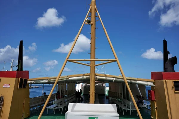 Turisti Seduti Sulla Barca Che Attraversano Mare Una Giornata Sole — Foto Stock