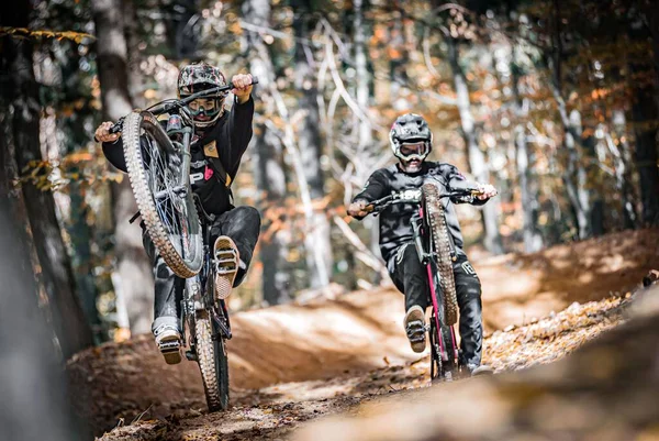 两名骑手身穿全新的Holeshotpunx装备 积极骑自行车的水平照片 — 图库照片