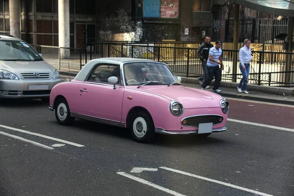 英国伦敦公路上的一辆粉红老式汽车 — 图库照片