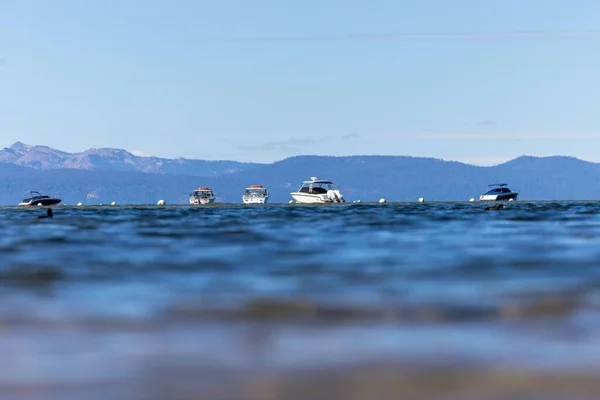 Uma Paisagem Barcos Lago Tahoa Cercado Por Colinas Nos Eua — Fotografia de Stock