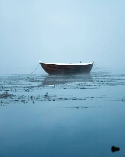 Eine Vertikale Aufnahme Eines Bootes Meer Nebel — Stockfoto