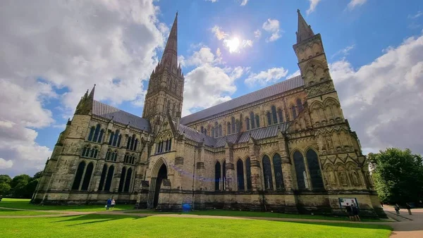 Kathedraal Van Salisbury Tegen Bewolkte Hemel Een Zonnige Dag — Stockfoto
