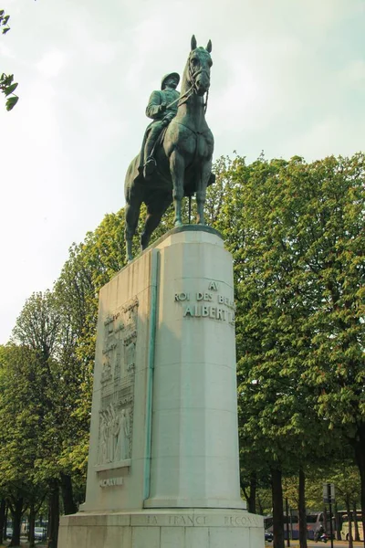 Plano Vertical Estatua Ecuestre Alberto París Francia — Foto de Stock